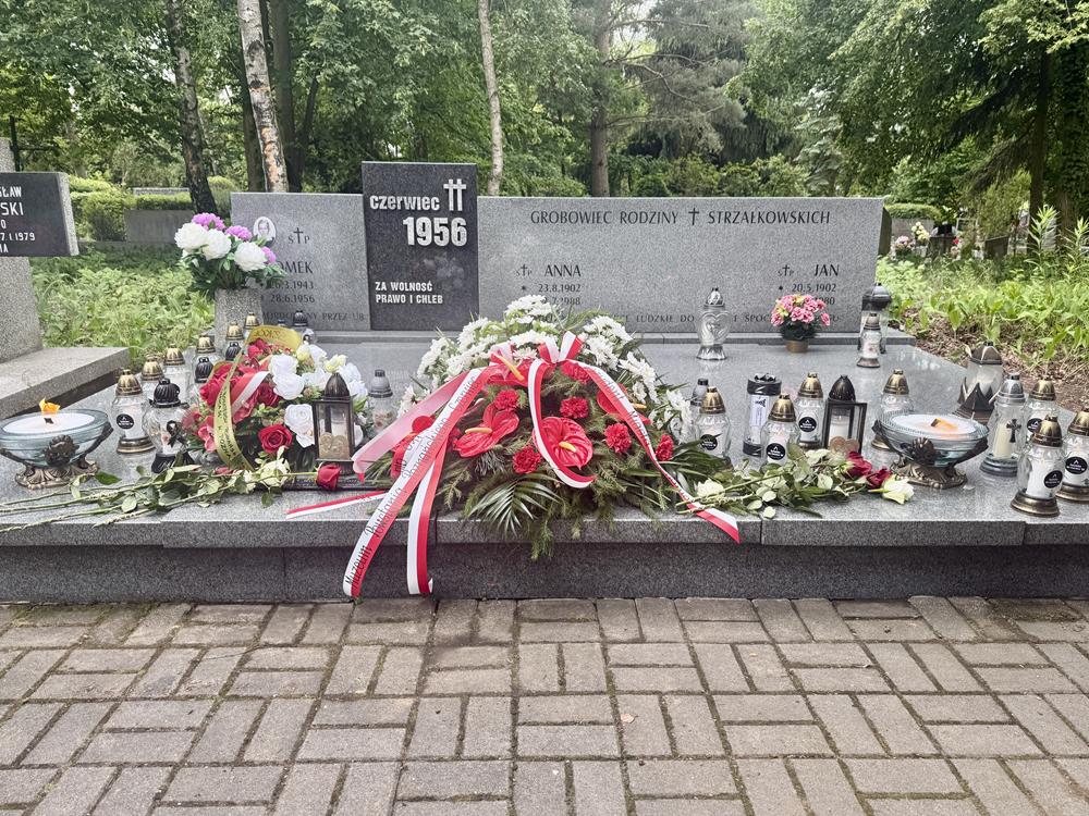 Zapłonęło "Światełko dla Czerwca '56". Znicze na grobach kombatantów
